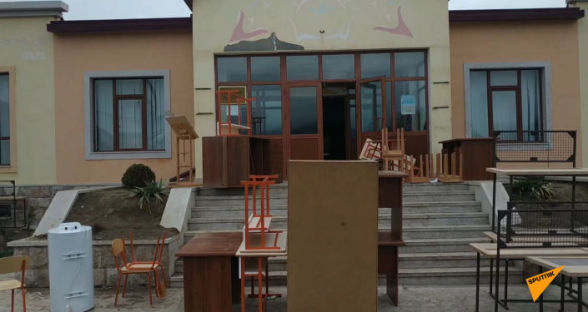 Из школы села Ухтасар Аскеранского района вывозят имущество
