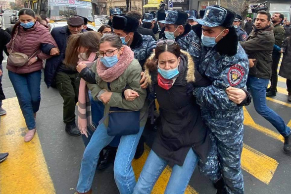 Требующие отставки Пашиняна демонстранты перекрыли улицы (видео)