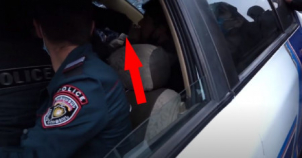 Ոստիկանը մեքենայի մեջ հարվածում է բերման ենթարկված ցուցարարին