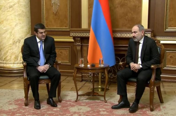 Խղճուկ տեսարան... ժամանակին ճիշտ այս նույն դիրքով Ալիևի կողքն էր նստած Նիկոլը