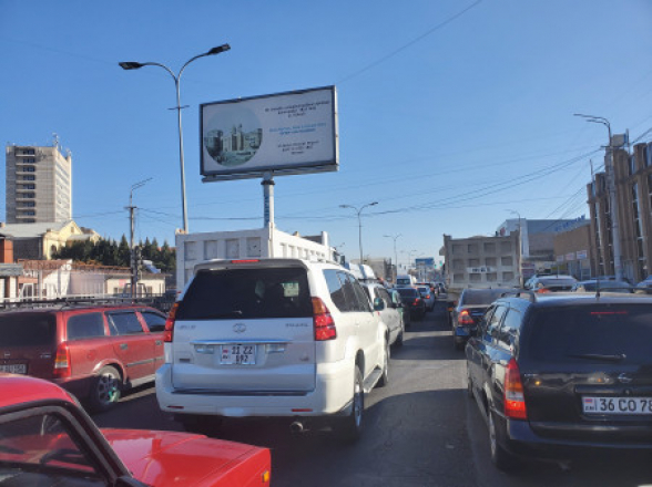 Էջմիածնի կողմից Երևան մտնող ճանապարհին ոստիկանությունը կիլոմետրանոց խցանում է ստեղծել