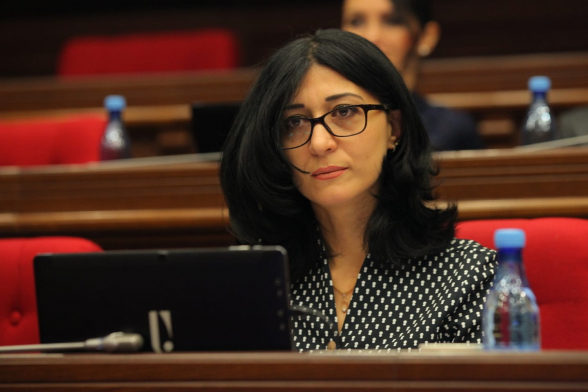 Ամիրյան փողոցում Արփի Դավոյանի հետևից անցորդները բղավում էին՝ դավաճան