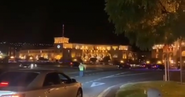 Փաշինյանի ավտոշարասյան համար ոստիկանությունը փակեց Հրապարակի և մյուս փողոցների երթևեկությունը