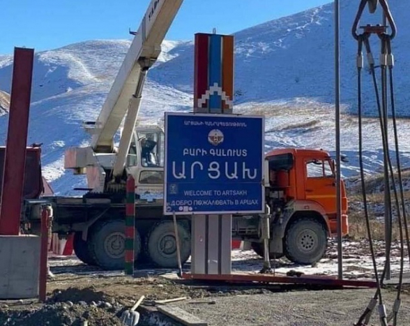 Սենց որ գնա, Ստեփանակերտի ցուցանակն էլ կփոխեն, քանի որ էս ախմախները զբաղված են ներսում ընդդիմադիրների գլխին սարքելով