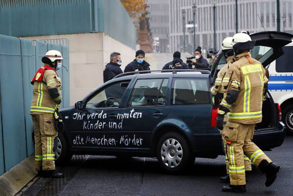 Машина врезалась в ворота канцелярии Меркель (видео)
