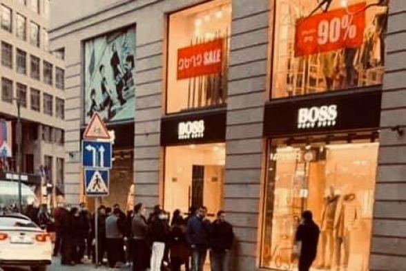 Չեք գալիս ցույցի, բայց այ անսուրբներ, ցրտին դուրս եք գալիս փողոց հերիք չի, մի հատ էլ 1կմ-ոց հերթ եք կանգնում, ինչա թե մի խանութում 90% զեղչ կա