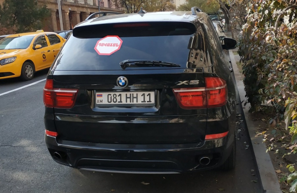 Շուշին հանձնած ու աթոռները գրկած դավաճանների ավտոմեքենաներին՝ «ԴԱՎԱՃԱՆ» գրությամբ պաստառներ (լուսանկար)