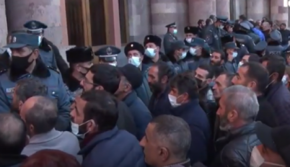 Անհետ կորած զինծառայողների հարազատները փակել են Փաշինյանի ավտոշարասյան ճանապարհը (տեսանյութ)