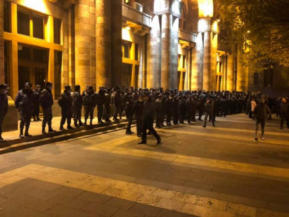 Չգիտեմ՝ ումից են պաշտպանում «Ժողովրդի վարչապետին» (լուսանկար)