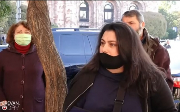 Акция протеста родственников военнослужащих перед зданием Правительства РА (прямой эфир)