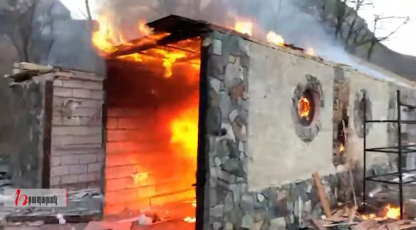 В Карвачаре сожгли ресторан Аршака Закаряна