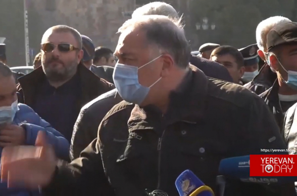 Երկու տեղանի կռավաթ ես ուզո՞ւմ․ Փաշինյանի պատասխանը` զինվորի հորը (տեսանյութ)