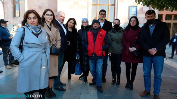 Լրատվամիջոցների խմբագիրները այցելել են հացադուլ հայտարարած Գեղամ Մանուկյանին և մյուս քաղաքացիներին (տեսանյութ)