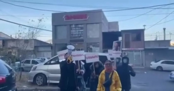 «Մակունց, դավաճա՜ն». բողոքի ակցիա` Լիլիթ Մակունցի տան բակում (տեսանյութ)