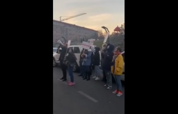 Граждане выкрикивают перед домом соросовского депутата Амазаспа Даниеляна «Предатель»