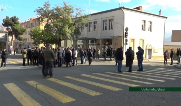 Անհետ կորածների ծնողներն ու հարազատները Ստեփանակերտում փողոց են փակել. պահանջում են լուծում տալ իրենց խնդրին (տեսանյութ)