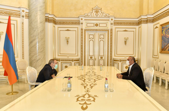 Սամվել Ալեքսանյանն ասել է, որ կորոնավիրուսով վարակված լինելու պատճառով 25 օր տնից դուրս չի եկել, բայց նոյեմբերի 23-ին կառավարությունում Փաշինյանի հետ է հանդիպել