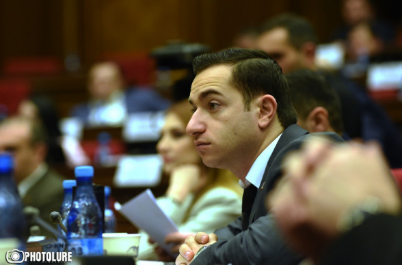 «Մխիթար, դավաճա՜ն». բողոքի ակցիա՝ «Իմ քայլի պատգամավոր Մխիթար Հայրապետյանի տան բակում