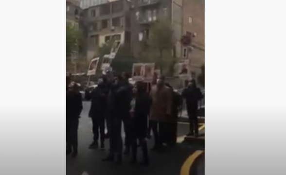 «Ալեն, դավաճա՜ն». բողոքի ակցիա ԱԺ փոխխոսնակ Ալեն Սիմոնյանի տան բակում