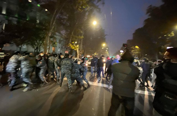 Полицейские с таким лицом подвергают приводу людей, скандирующих «Никол - предатель», как будто они не потеряли Родину