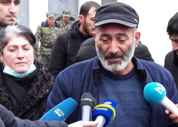 Родители без вести пропавших солдат проводят акцию протеста перед в/ч в Эчмиадзине (видео)