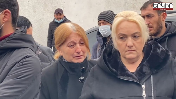 Մեր բալաները ողջ են, խնդրում եմ, ո՞ւմ դիմենք, պարո՛ն Պուտին, միայն Դուք եք մնացել, աղաչում եմ՝ փնտրեք մեր որդիներին. անհայտ կորած զինվորի մայր