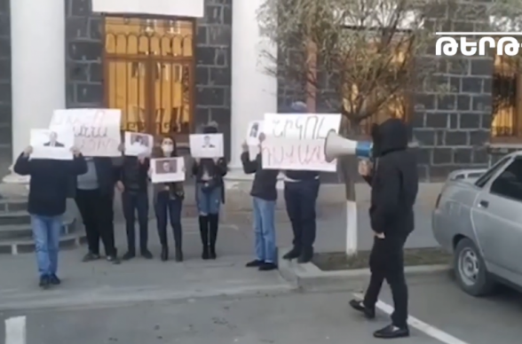 «Տիգրան Պետրոսյան, դու դավաճան ես». բողոքի ակցիա՝ Շիրակի մարզպետարանի դիմաց