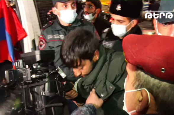 Ոստիկանները բռնություն են գործադրել «Երկիր մեդիա» հեռուստաընկերության օպերատորի նկատմամբ