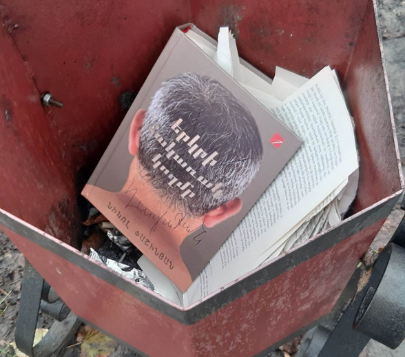 Օրվա կադր․ Ստեփանակերտ․․․ մեր օրեր․ Փաշինյանի գիրքը նետել են աղբամանը