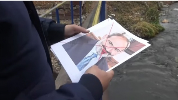 Գյումրեցիները Փաշինյանի և «Իմ քայլի» պատգամավորների նկարները գցել են կոյուղի՝ «Քաքոտ չայ» գետակի մեջ, որը հուսում է դեպի Թուրքիա (տեսանյութ)