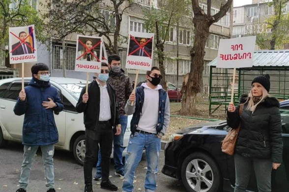 Акция протеста во дворе дома депутата от «Моего шага» Сурена Григоряна (видео)