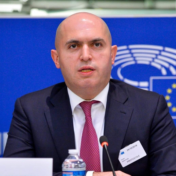 Սա դեռ ՀԱՊԿ-ն էր, բա ուրիշ տեղերում ո՞նց ես ծեծ կերած շան պես, պոչդ տակդ քաշած փսլնքոտվելու