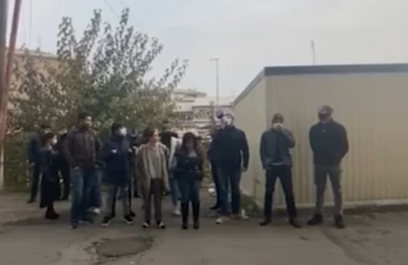 «Վահագն Թևոսյան, դու դավաճանել ես մեր հայրենիքը». բողոքի ակցիա իմքայլական պատգամավորի բնակարանի բակում