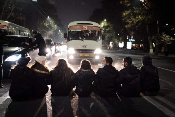 Требующие отставки Никола Пашиняна граждане перекрывают улицы (видео)