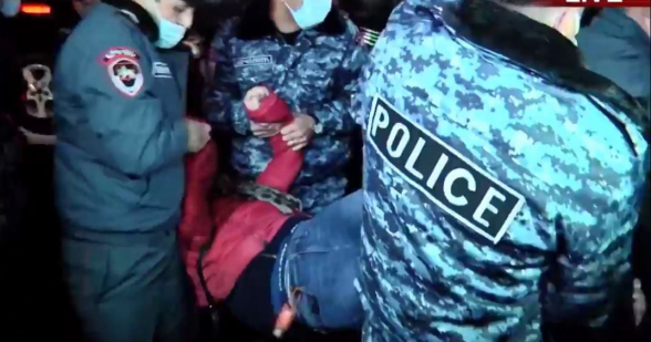 Լուսանկարում Գայանեն է, թշնամու դեմ աներեր կանգնեց, հիմա հայ ոստիկանները գրկած քարշ են տալիս