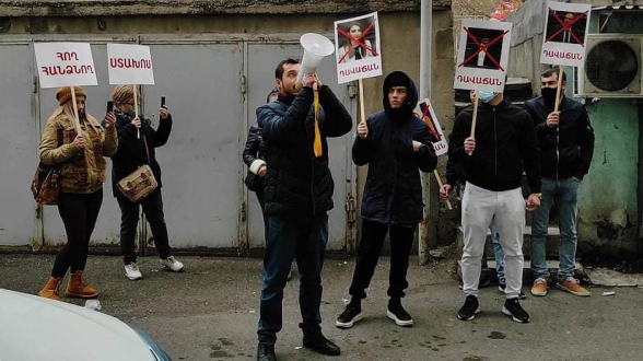 Акция протеста во дворе дома депутата от «Моего шага» Владимира Варданяна (видео)