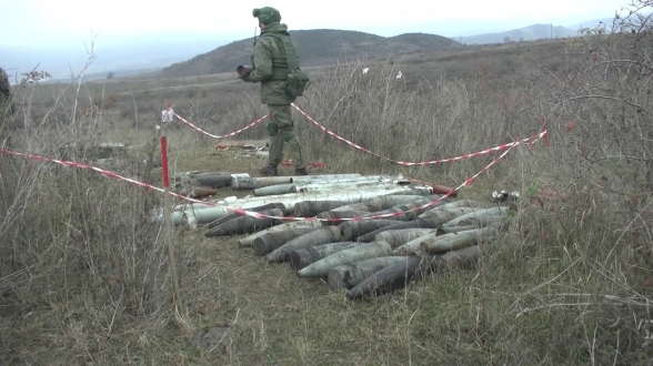 Ինչպես են ՌԴ մասնագետներն ականազերծում Շուշի-Լիսագոր ճանապարհը