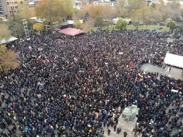 После митинга Движения по спасению Родины состоялось шествие к правительственному особняку (видео)