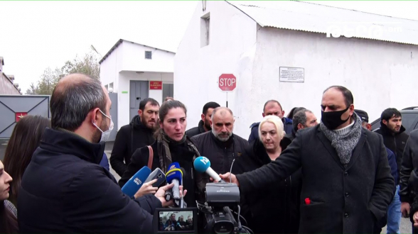 Родные без вести пропавших солдат вошли на территорию в/ч в Эчмиадзине (видео)