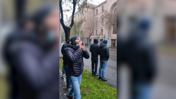 Члены молодежного крыла АРФД встретили Пашиняна яйцами и скандированием «Предатель, уходи!»