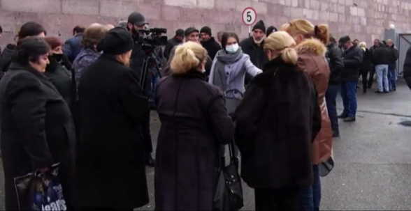 Անհետ կորած զինծառայողների ծնողները բողոքի ակցիա են անում Էջմիածնի զորամասի դիմաց (տեսանյութ)