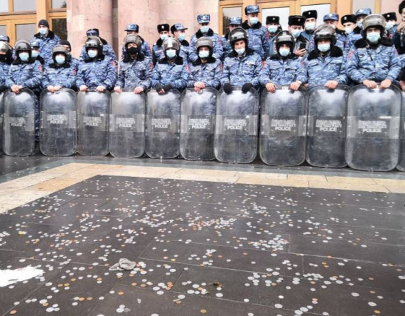 У здания Правительства прошла акция «30 сребреников» (видео)