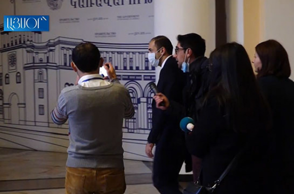 Լրագրողներին թույլ չեն տալիս կանգնել կառավարության աստիճանների վրա, գործադիրի անդամներն էլ փախնում են (տեսանյութ)