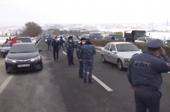 Փաշինյանի հրաժարականը պահանջող քաղաքացիները փակել էին Երևան-Սևան ճանապարհը (տեսանյութ)