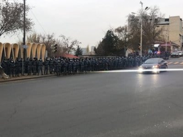 Սահմանում խառնվել ա իրար, սա իր առանձնատան ու կառավարության մոտ ա զորքը կուտակել, որ իրեն պաշտպանեն