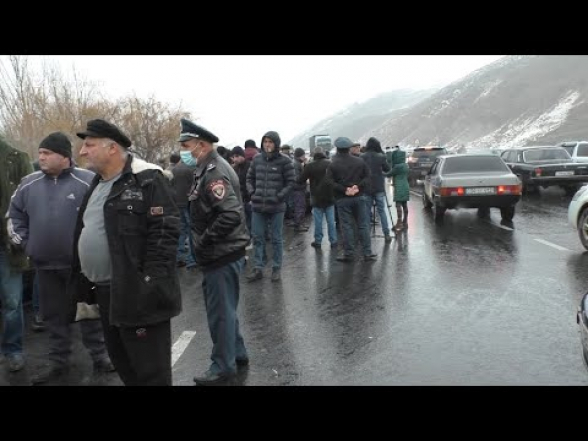 В Шираке сельчане перекрыли дороги: в распространенных азербайджанцами видео опознали своих родных