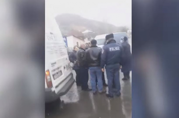 Անհետ կորած զինծառայողների հարազատները փակել են Երևան-Գորիս միջպետական ճանապարհը (տեսանյութ)