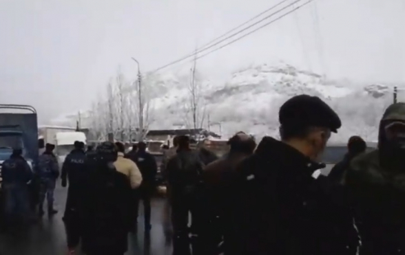 «Призываем бороться с предателями»: в Сюникском марзе граждане снова перекрыли дорогу (видео)