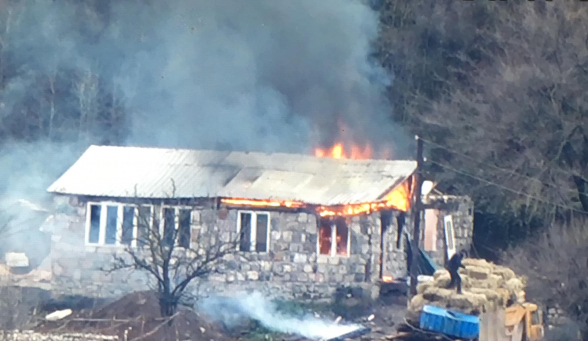 Жители окрестностей Капана сжигают свои дома (видео)