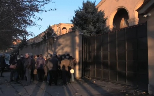 Ժամկետային զինծառայողների հարազատները ՀՀ-ում ՌԴ սահմանապահ վարչության շենքի դիմաց են (տեսանյութ)